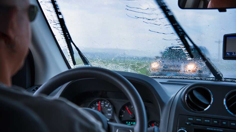 Chia sẻ kinh nghiệm lái xe khi trời mưa